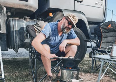 man-expeditionsmobil-camping-kochen