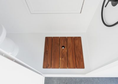 expeditionsmobil-bad-dusche-teakholz-himacs