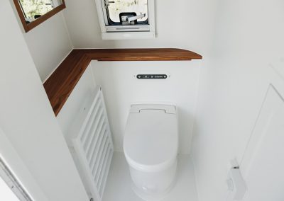 expeditionsmobil-bad-toilette-ablage-teakholz