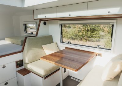 expeditionsmobil-wohnraum-sitzgruppe-fenster