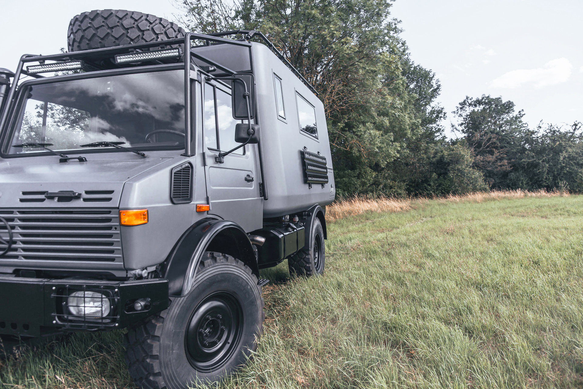weltreisemobil-unimog-kabinenaufbau-ersatzrad
